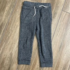Gap Black & Gray Herringbone Joggers in size 3t